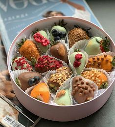 Клубнчbный бокс "Robert" клубника в итальянском шоколаде с ягодным декором