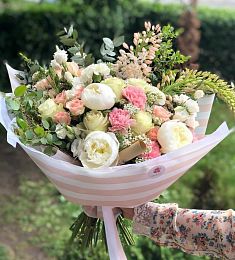 Композиция "Нежный парфюм" из гвоздик, лизиантуса и роз 