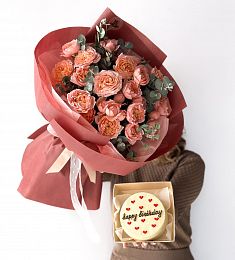Сет "Огненный" букет из 7 пионовидных спрей роз и бенто тортик 