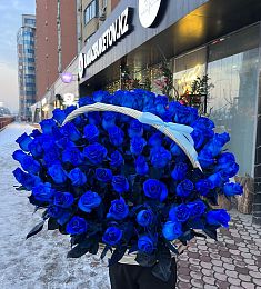 Композиция "Гроза любви" 101 синяя роза в корзине