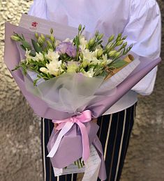 Букет "Весенний аромат" из Лизиантусов и фрезий