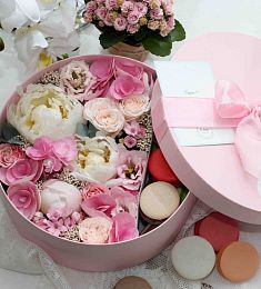 Цветы и макаруны