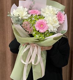 Букет "Аваланш Пинк" из роз, гербер и эвкалипта 