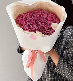 21 нежно-розовая роза в оформлении