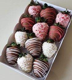 Клубничный бокс "Зиг-Заг" клубника в молочном и розовом шоколаде