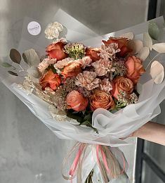 Букет "Цветочный Феникс" из гвоздик и роз
