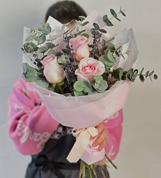 Букет "Весна" из роз, лаванды и эвкалипта