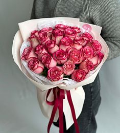25 ярких розовых роз в оформлении