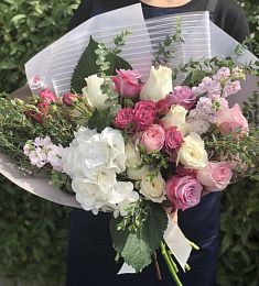 Букет "Нежный жемчуг" из гортензий, роз и эвкалипта 