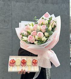 Сет "Первая любовь" букет с розами и тюльпанами и пирожные