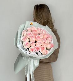 25 нежных розовых голландских роз