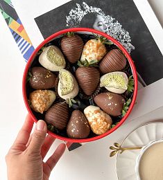 Клубничный бокс "Амаретти" из клубники в белом и молочном шоколаде