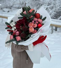 Композиция "Winter Star" из нобилиса, роз и амариллиса