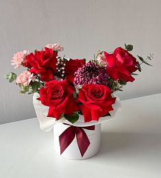 Композиция "Ember Elegance" из роз, гвоздик, хризантем и брунии