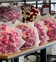 "Красивая жизнь" 1510 роз (10 букетов по 151 розе)