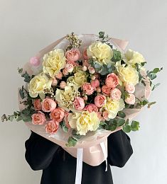 Букет "Подарок весны" из роз и эвкалипта