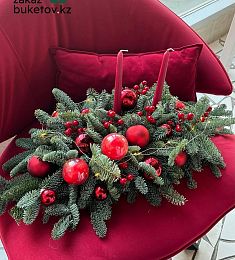 Настольная новогодняя композиция "Red miracle" из нобилиса