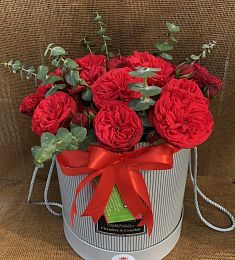 Композиция "Рубиновое сердце" из пионовидных роз и эвкалипта