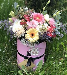 Композиция "Пёстрое лето" из гербер, гвоздик, лизиантусов, роз и хризантем