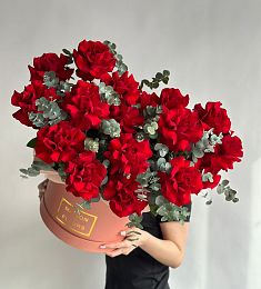 Композиция "Рейнира" из красных вывернутых роз с эвкалиптом в коробке