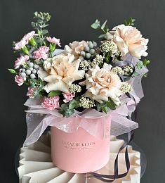 Композиция "Зарина" из роз, гвоздик и голландской зелени в коробке