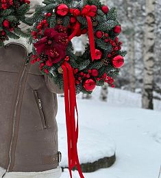 Венок "Evergreen" S из нобилиса, шариков, шишке  ягод