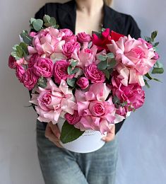 Композиция "Таинственная роза" из пионовидных спрей роз, вывернутых роз и эвкалипта в коробке