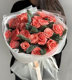 Букет "Glimmering Glow" из роз и нобилиса 