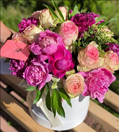 Букет в коробку "Малиновый сон" из пионов и роз