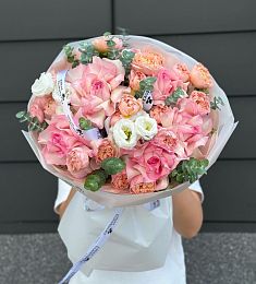 Букет "Гера" из роз,лизиантусов и эвкалипта