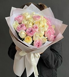 Букет "Солнечный свет" из 27 розовых и кремовых роз