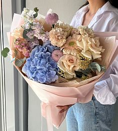Букет "Симфония нежности" из гортензий, роз и гвоздик