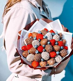 Клубничный букет "Глория" клубника в шоколаде со свежими ягодами