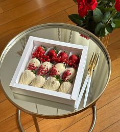 Клубничный бокс "Кристина" клубника в белом шоколаде, свежая клубника и ягодки смородины 