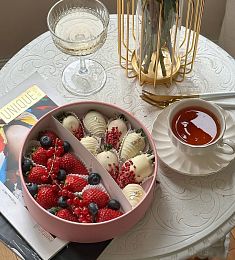 Клубничный бокс "Ариэль" дует из клубники в шоколаде и свежей клубники с ягодами смородины и голубики