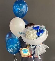Сет "Колибри" букет гортензии с синими розами, воздушных шариков и бенто-тортика