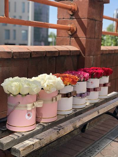 15 голландских роз в коробку разных цветов 3