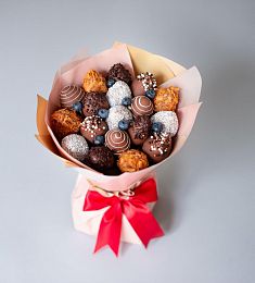 Клубничный букет "Дороти" из клубники в шоколаде с голубикой