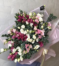 Композиция "Мелодия" из лизиантусов и эвкалипта 