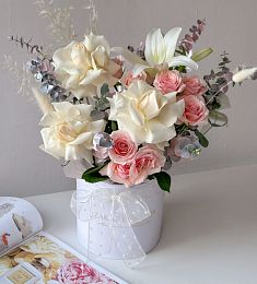 Композиция "Paola dream" из роз, лилий и сухоцветов