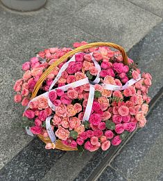Букет "Рамиля" пионовидные спрей розы в корзине