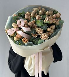 Букет "Yamamoto" из нежных спрей роз и эвкалипта