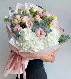 Букет "Амальфи M" с гортензией и лизиантусом