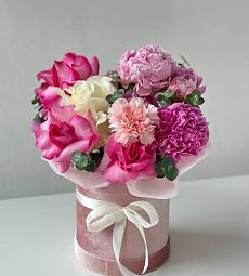 Композиция "Цветочная радость" из роз, гвоздик и пионов.
