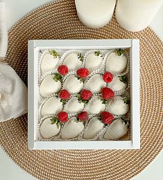 Клубничный бокс "Малиновый пломбир" клубника в белом шоколаде с малиной