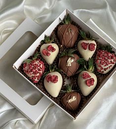 Клубнчный бокс "Шоко Леди" клубника в молочном шоколаде