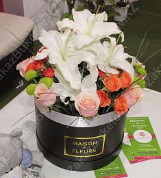 Композиция "Улыбнись" из лилий, роз и хризантем 