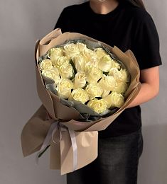 25 кремовых  роз в оформлении