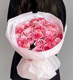 25 розовых  голландских роз в оформлении