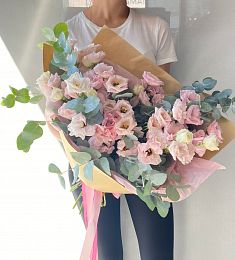 Букет из 17 лизиантусов с эвкалиптом